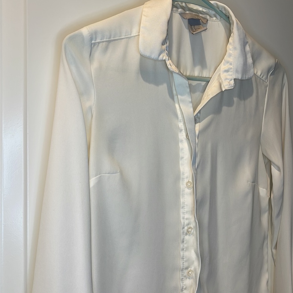 H&M button down blouse. - Picture 4 of 6